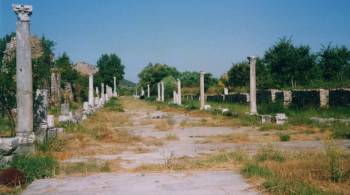 Obrázek ze současného Efezu, antické sloupy